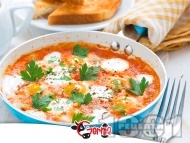 Рецепта Пържени яйца на тиган с домати и доматено пюре